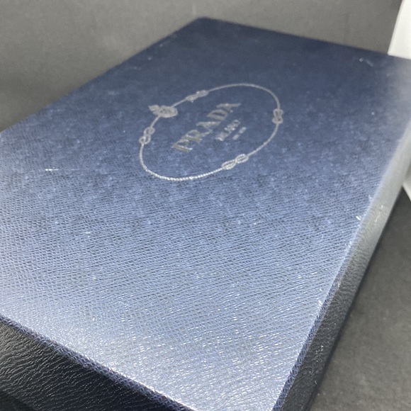 PRADA - Picture 8 of 9